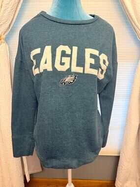 NWOT NFL Eagles Official Heavy Tee with curved on bottom sides. Size M